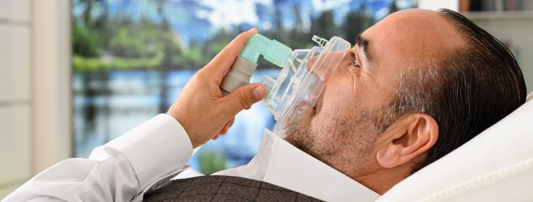 Mann trainiert am IHHT Gerät