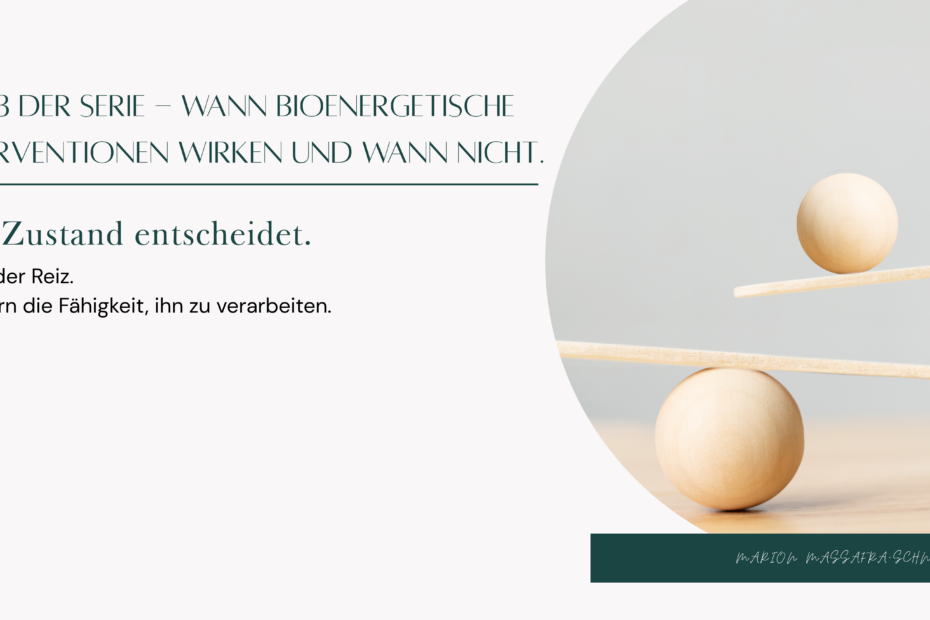Minimalistische Darstellung eines Gleichgewichts mit Holzkugeln auf einer Wippe als Symbol für Regulation, Systemzustand und die Fähigkeit, Reize zu verarbeiten