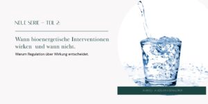 Überlaufendes Glas mit Wasser auf heller Oberfläche als Symbol für Überlastung eines Systems und die begrenzte Fähigkeit zur Verarbeitung von Reizen