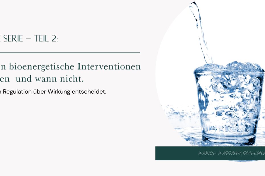 Überlaufendes Glas mit Wasser auf heller Oberfläche als Symbol für Überlastung eines Systems und die begrenzte Fähigkeit zur Verarbeitung von Reizen