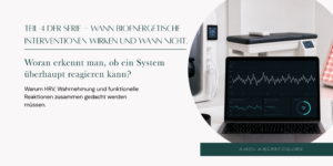 Modernes HRV-Langzeitmonitoring mit Laptop, Brustsensor sowie Geräten für IHHT, CO₂-Therapie und Photobiomodulation in heller klinischer Umgebung