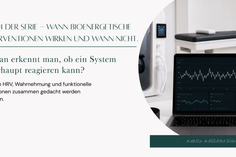 Modernes HRV-Langzeitmonitoring mit Laptop, Brustsensor sowie Geräten für IHHT, CO₂-Therapie und Photobiomodulation in heller klinischer Umgebung